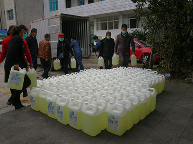 会员苏卫举捐赠消毒液1_副本.jpg