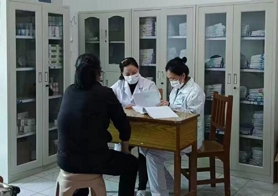 1.赵存仙与同事对患者进行依从性教育.jpg 1.赵存仙与同事对患者进行依从性教育.jpg