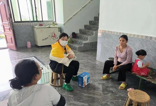 2.赵存仙在绿村县三猛乡入户开展健康宣传.jpg 2.赵存仙在绿村县三猛乡入户开展健康宣传.jpg