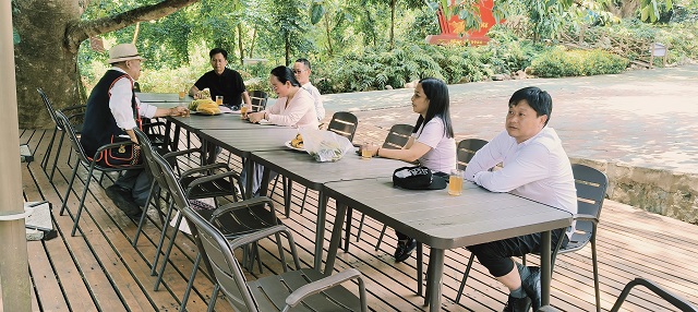 与老支书座谈.jpg 与老支书座谈.jpg