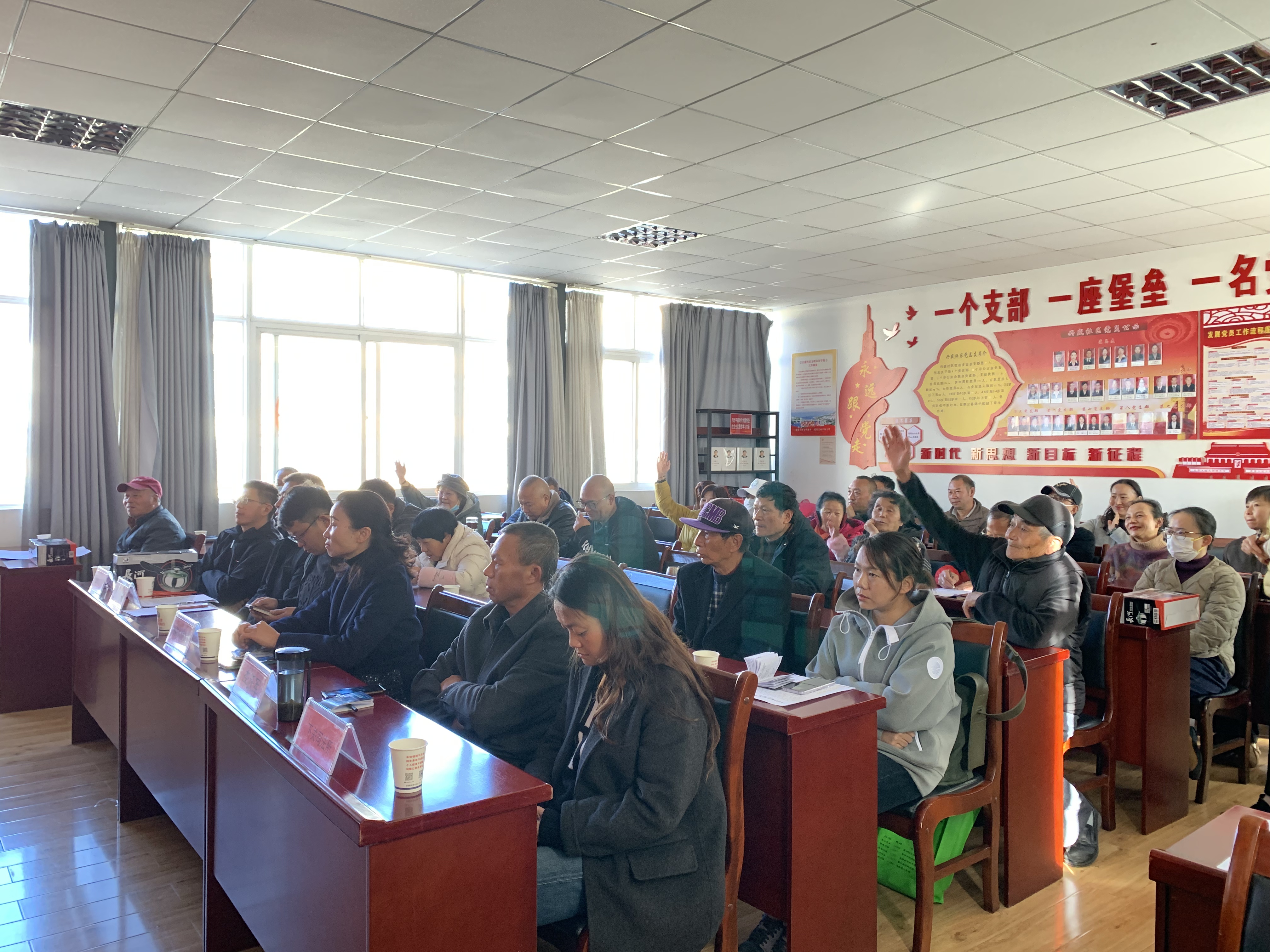 民建大理州委与下关街道兴盛社区联合开展%22宪法之光 照亮法治之路%22主题活动2.jpg 民建大理州委与下关街道兴盛社区联合开展%22宪法之光 照亮法治之路%22主题活动2.jpg