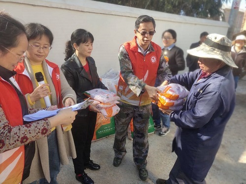 马桑箐村农户领取玉米种子.jpg 马桑箐村农户领取玉米种子.jpg