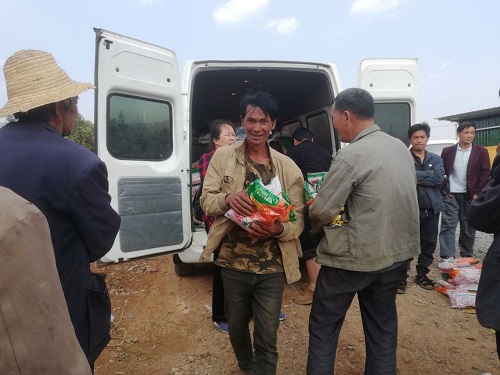 农户现场领取玉米良种.jpg 农户现场领取玉米良种.jpg