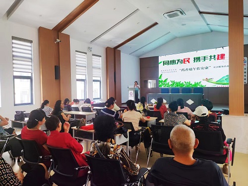 图为:民建开远市总支部以讲座形式向南正街社区居民普及中药知识.jpg 图为:民建开远市总支部以讲座形式向南正街社区居民普及中药知识.jpg