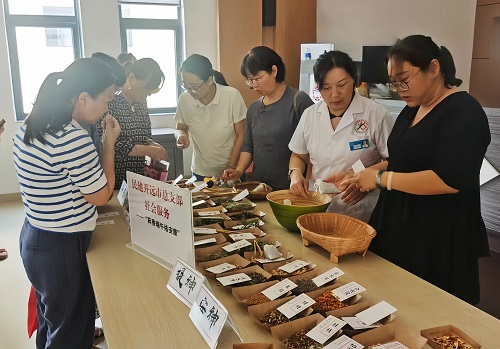 图为:民建开远市总支部会员与社区居民互动学习中药香囊制作.jpg 图为:民建开远市总支部会员与社区居民互动学习中药香囊制作.jpg