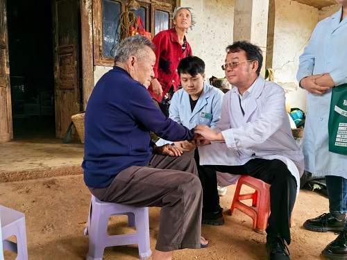 图为:罗旭与带领乡村医生进村入户为行动不便的患者提供诊疗服务。.jpg 图为:罗旭与带领乡村医生进村入户为行动不便的患者提供诊疗服务。.jpg