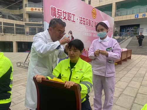 图为:罗旭参加开远市2024年“劳模惠居民”服务。.jpg 图为:罗旭参加开远市2024年“劳模惠居民”服务。.jpg