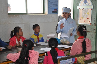 民建楚雄州委医卫支部爱心助学进校园