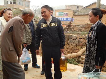 民建文山州委向特困残疾人送温暖