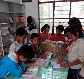 民建企业家会员范立朋为俄垤宣明小学捐赠课外书籍