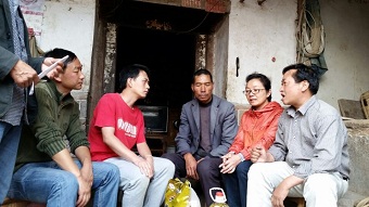 民建红河州委新农村指导员开展扶贫活动