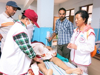 会员段玲英率昆明知青老年公寓护理员赴尼泊尔抗震救灾