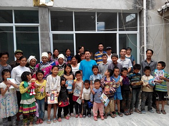 爱心会员为边疆贫困群众捐赠衣物