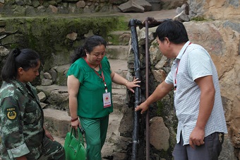 个旧红会验收援建的鸡街罗施寨饮水工程