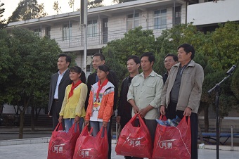 民建企业家为通红甸困难学生及家庭捐赠衣服