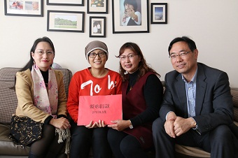 民建会员为白血病患者进行爱心捐赠