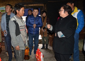 谭萍主委到挂钩扶贫点慰问困难户