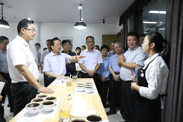 民建中央陈昌智主席调研云南咖啡交易中心