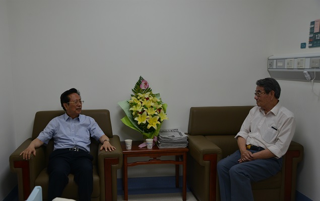 陈昌智等领导看望王兆民同志