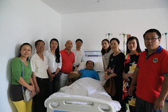 急驰探望生病会员 点滴关爱尽显真情