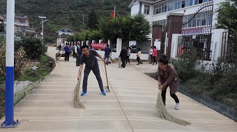 民建大理州委到挂钩村开展“三清洁”专项整治活动