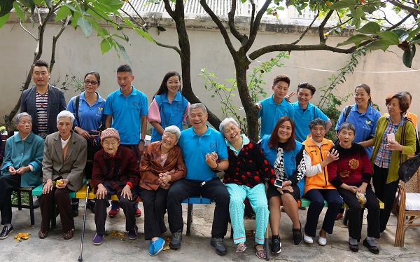 民建保山市委志愿者服务队重阳节到敬老院陪伴老人