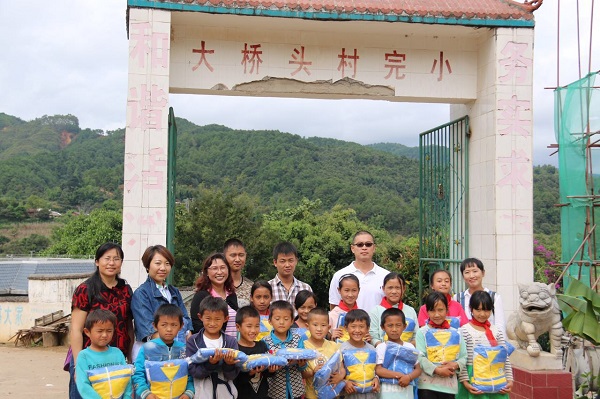 民建普洱市委开展爱心校服捐赠公益活动