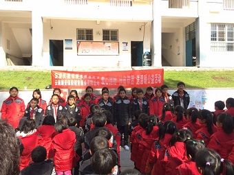 民建省直东城基层委到小学送温暖