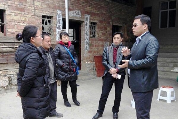 爱心企业捐资助学 浓浓爱意传递温暖