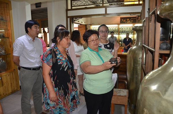 谭萍主委走访民建会员企业