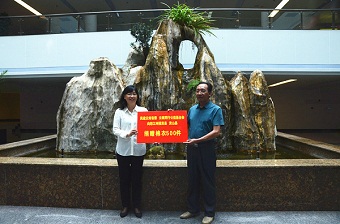 永盈彩票、云南同行公益基金会到怒江州调研并向贫困学生捐赠冬衣